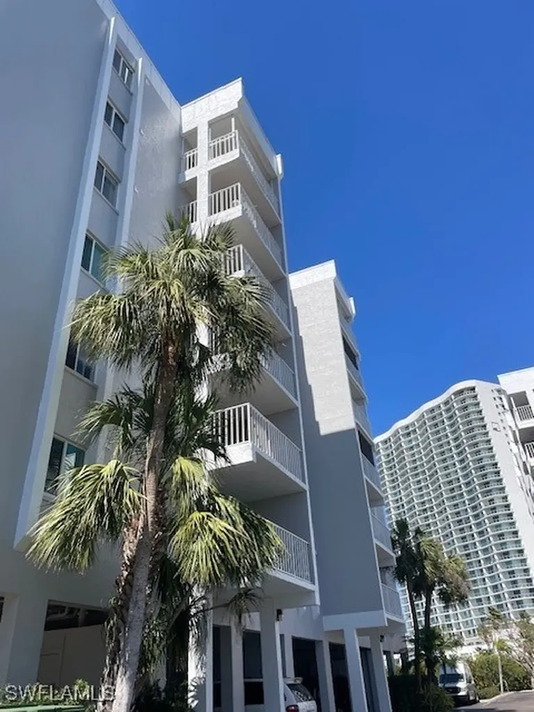 Fort Myers FL, 2875 Palm Beach Boulevard, Unit 207