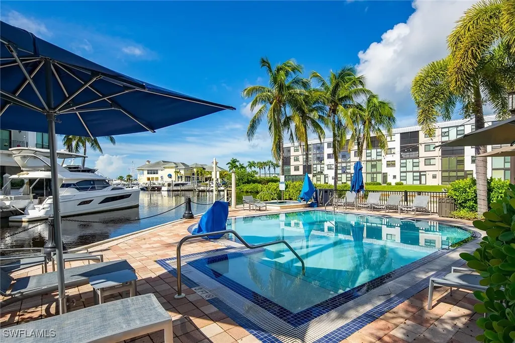 985 Sandpiper Street Naples FL 34102