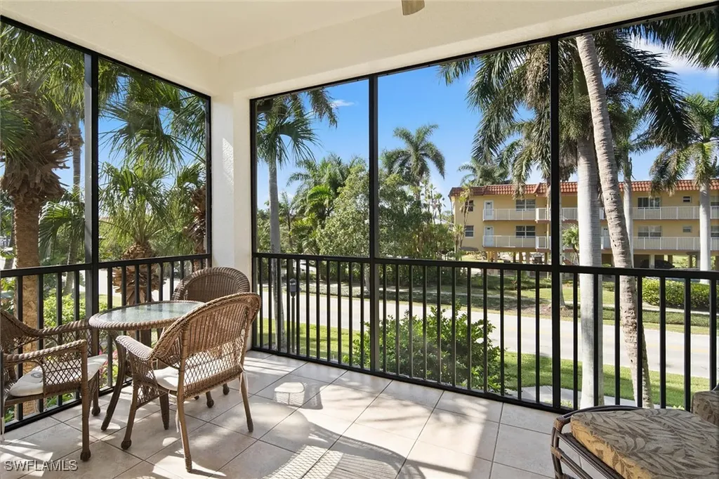 985 Sandpiper Street Naples FL 34102