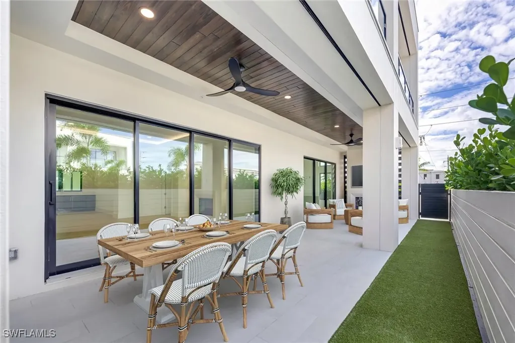 82 9th Street S Naples FL 34102