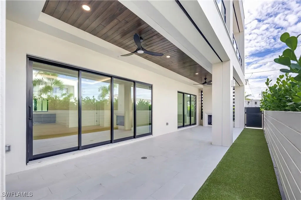 82 9th Street S Naples FL 34102