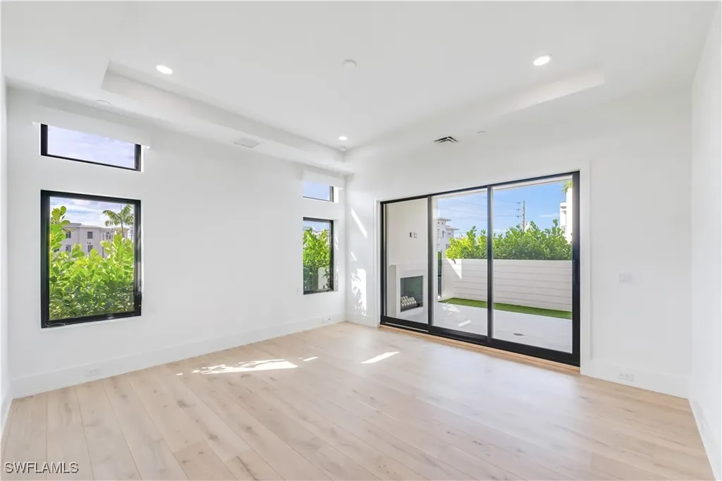 82 9th Street S Naples FL 34102