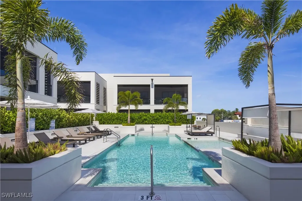 82 9th Street S Naples FL 34102
