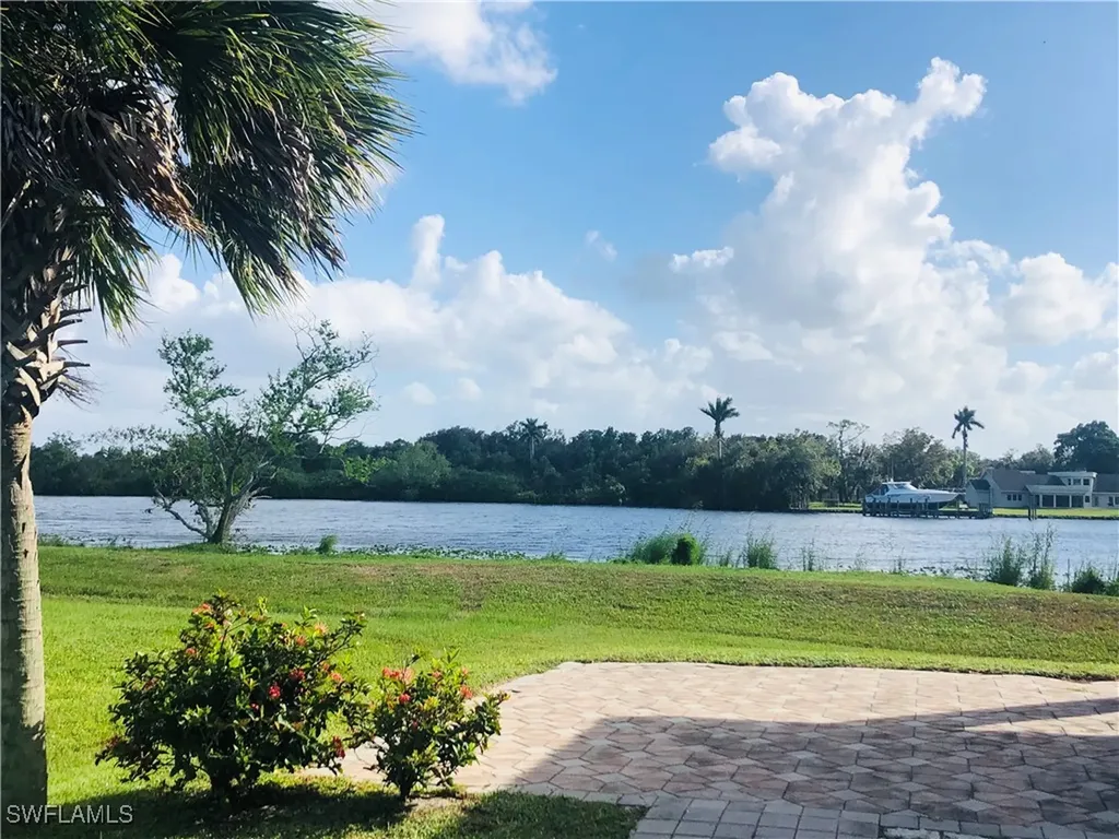 17107 Serengeti Circle Alva FL 33920