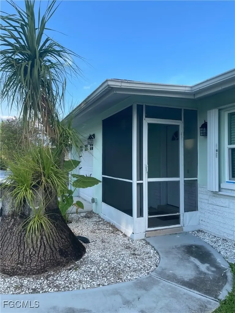 2705 SE 17th Avenue Cape Coral FL 33904