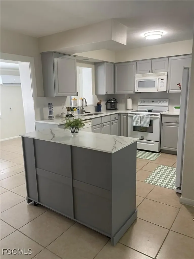 2705 SE 17th Avenue Cape Coral FL 33904