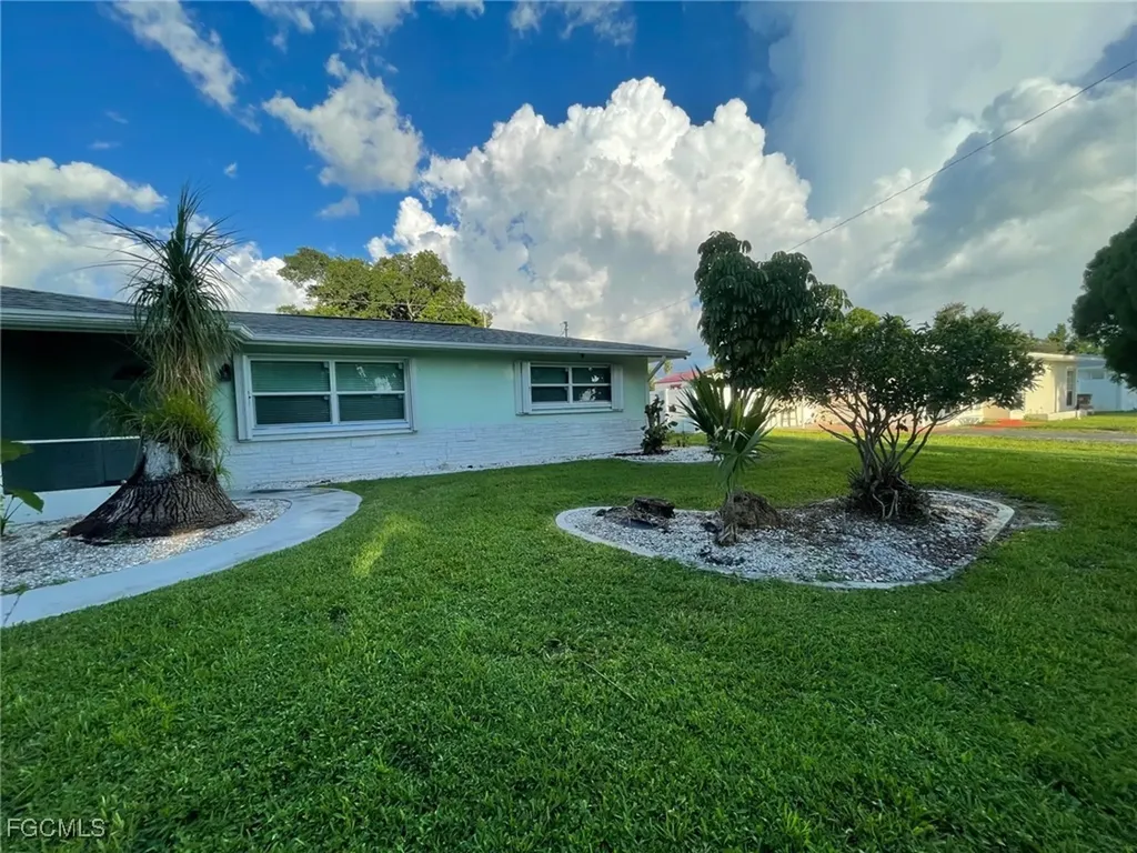 2705 SE 17th Avenue Cape Coral FL 33904
