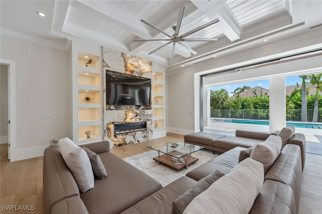 3280 Crayton Road Naples FL 34103