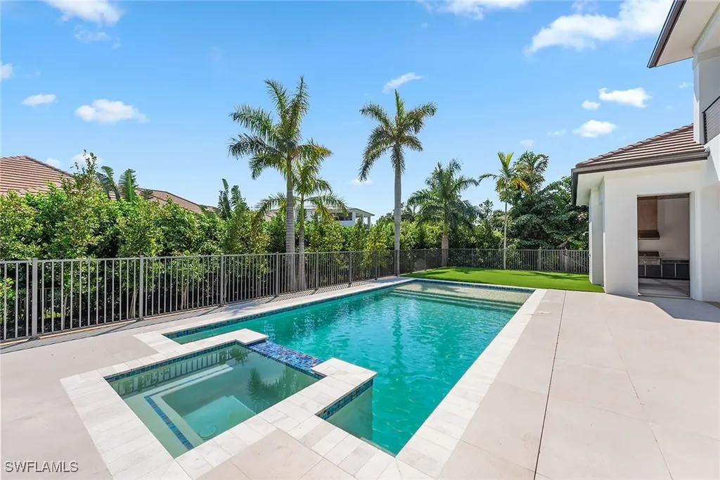 3280 Crayton Road Naples FL 34103