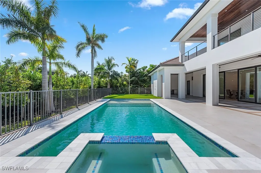 3280 Crayton Road Naples FL 34103