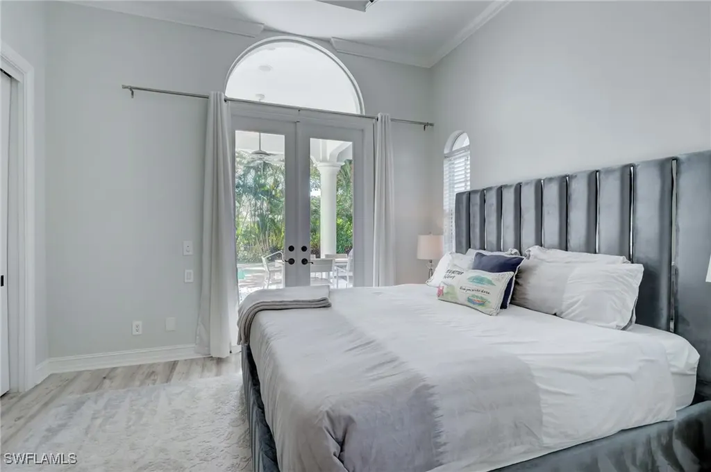 586 S Golf Drive Naples FL 34102