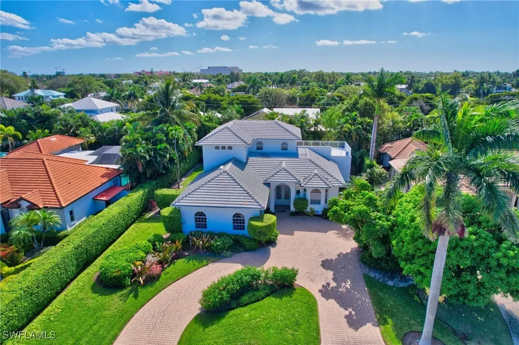 586 S Golf Drive Naples FL 34102