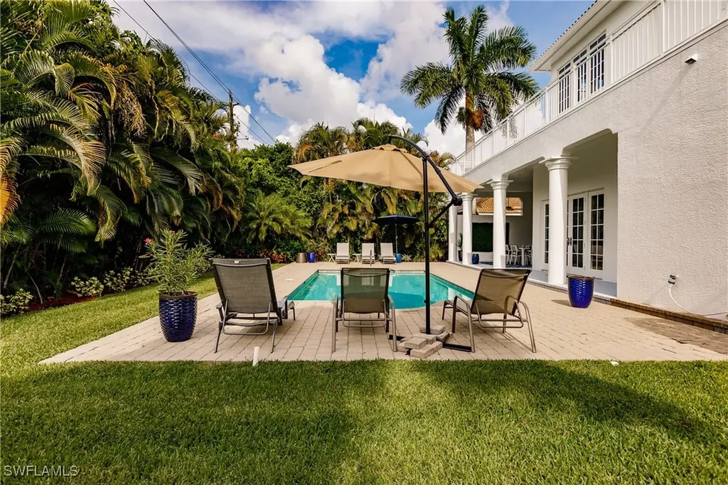 586 S Golf Drive Naples FL 34102