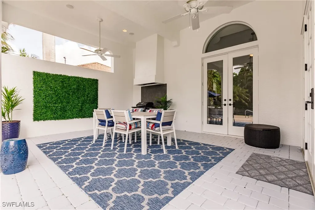 586 S Golf Drive Naples FL 34102