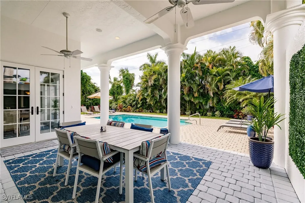 586 S Golf Drive Naples FL 34102