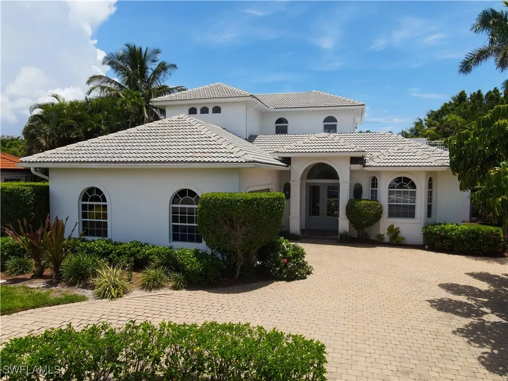 586 S Golf Drive Naples FL 34102
