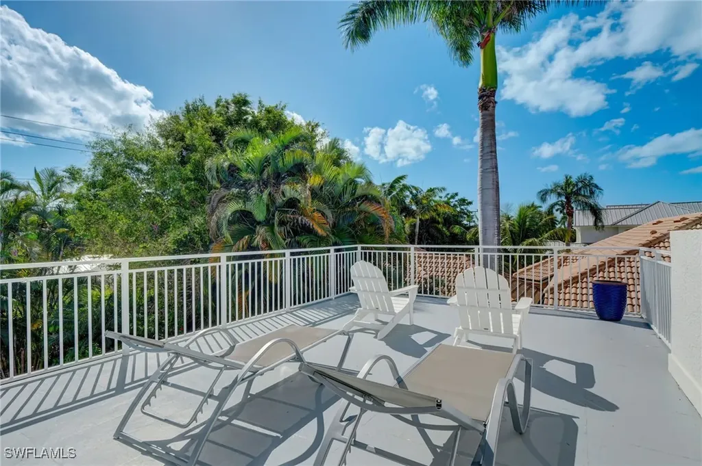 586 S Golf Drive Naples FL 34102
