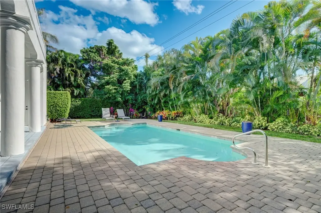 586 S Golf Drive Naples FL 34102