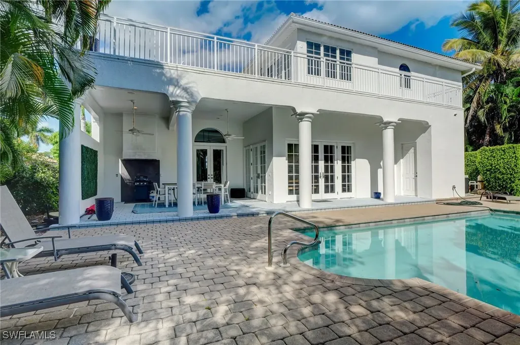 586 S Golf Drive Naples FL 34102