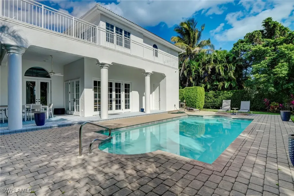 586 S Golf Drive Naples FL 34102