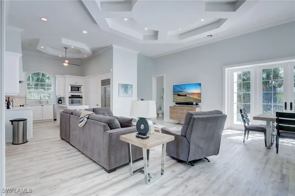586 S Golf Drive Naples FL 34102