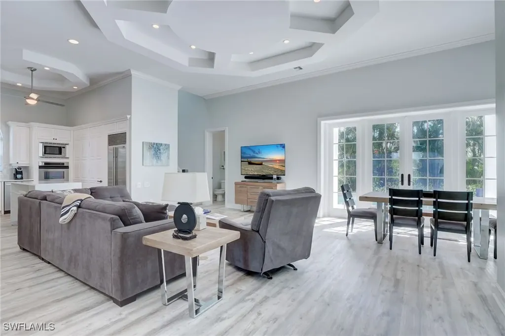 586 S Golf Drive Naples FL 34102
