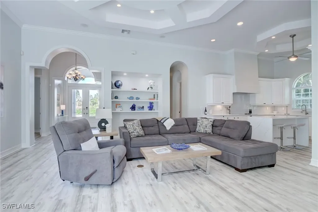586 S Golf Drive Naples FL 34102