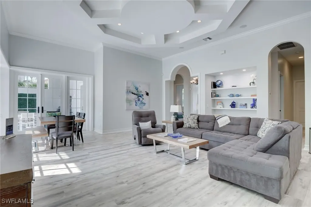 586 S Golf Drive Naples FL 34102
