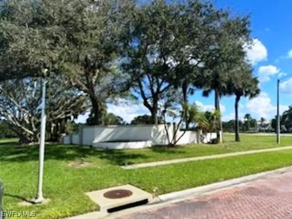 Tamiami Trail E Naples FL 34114