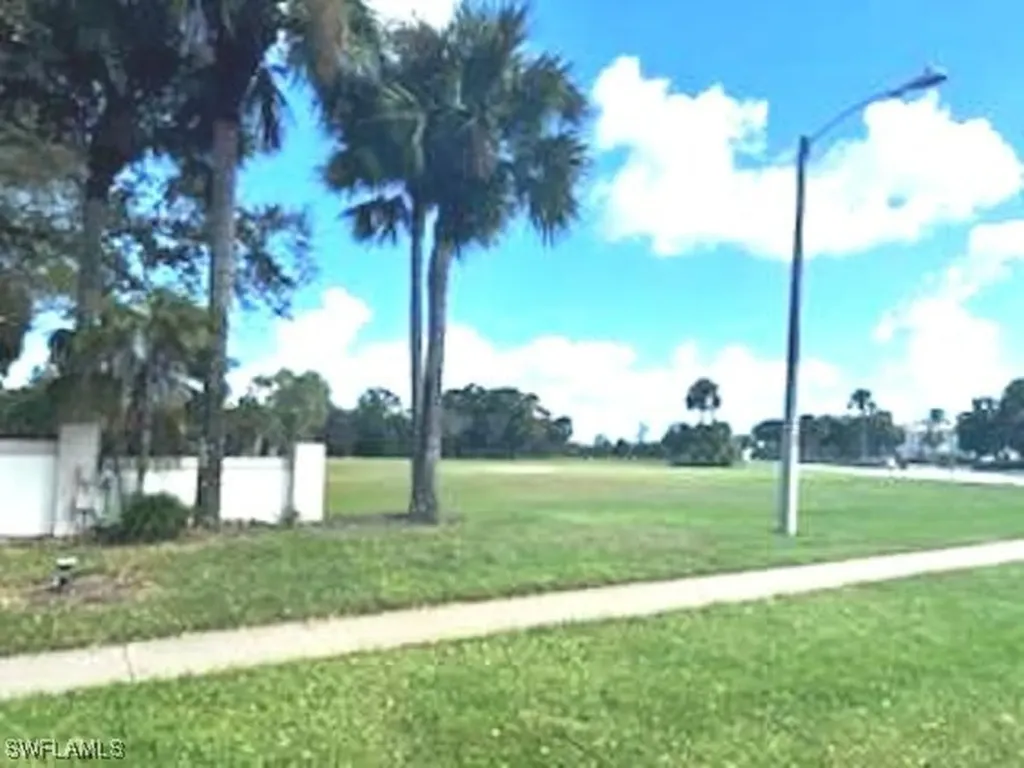 Tamiami Trail E Naples FL 34114