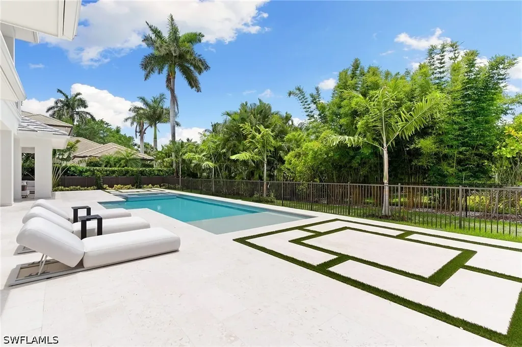 1985 Crayton Road Naples FL 34102