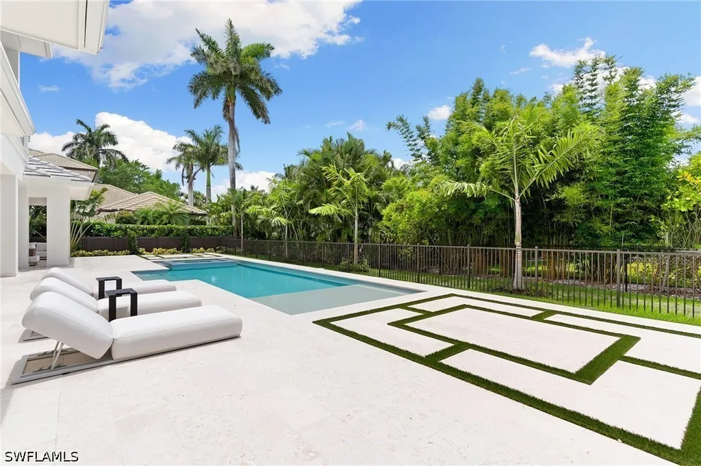 1985 Crayton Road Naples FL 34102