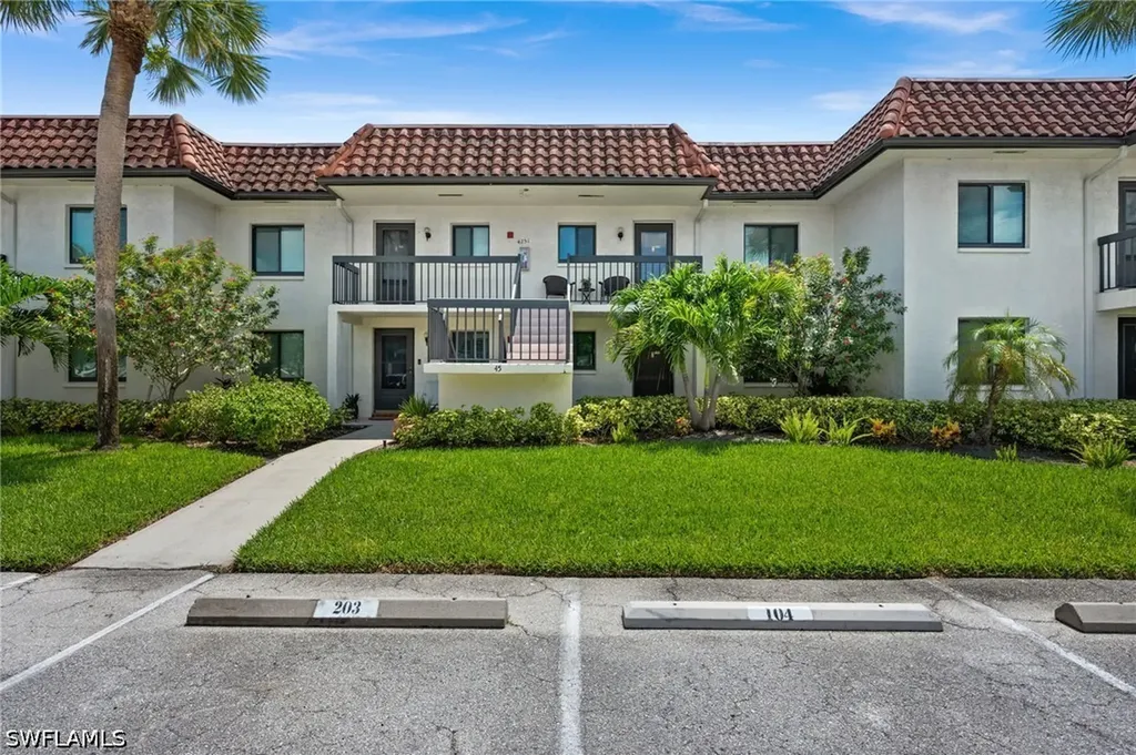 Naples FL, 4251 27TH Court SW, Unit 104