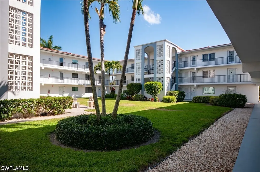 5 High Point Circle W Naples FL 34103