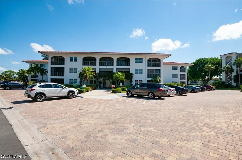 5 High Point Circle W Naples FL 34103