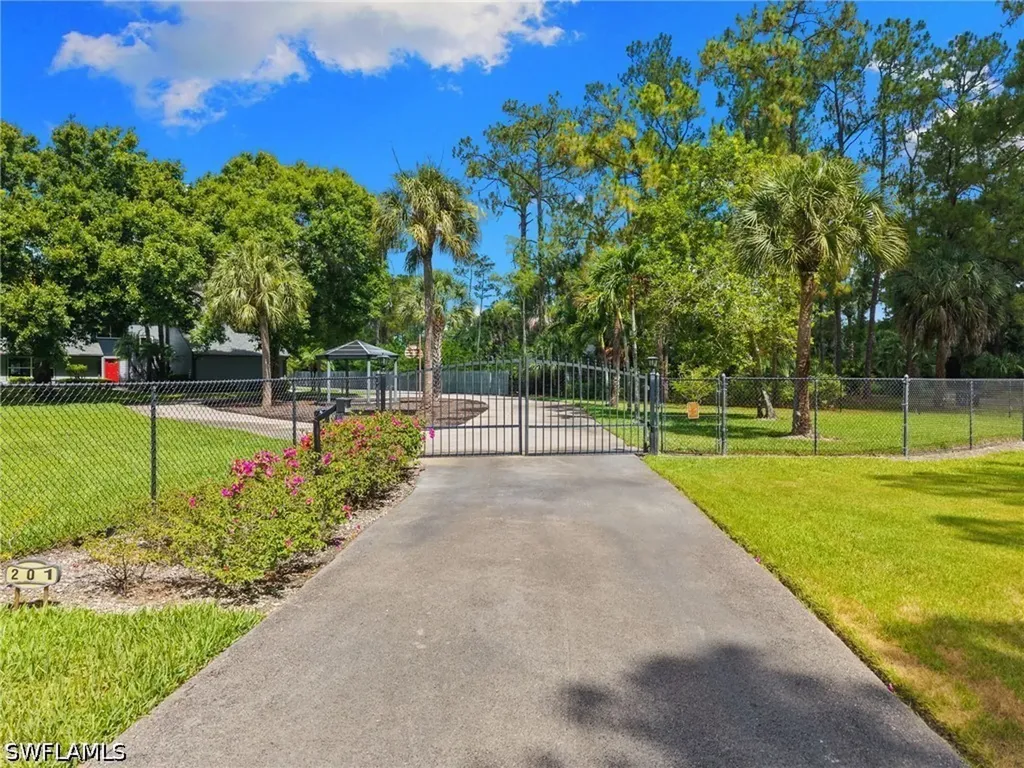 201 Perkins Drive Naples FL 34119
