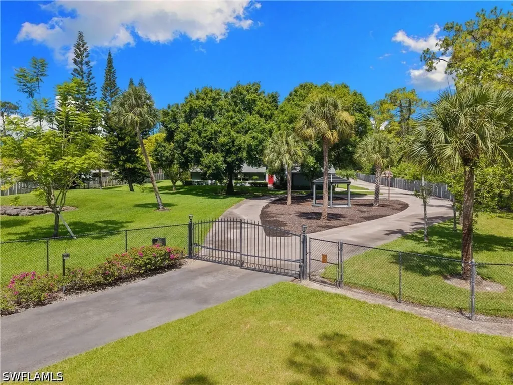 201 Perkins Drive Naples FL 34119
