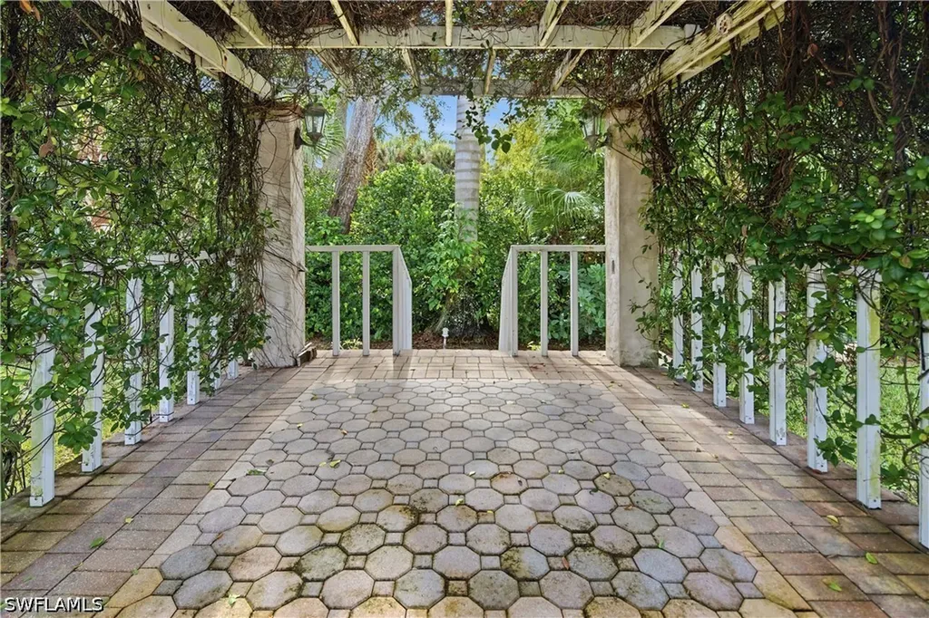 128 Viking Way Naples FL 34110