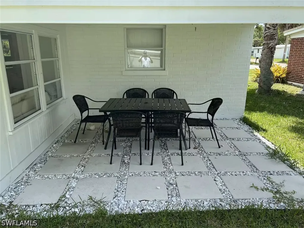 1220 Embassy Lane Naples FL 34104