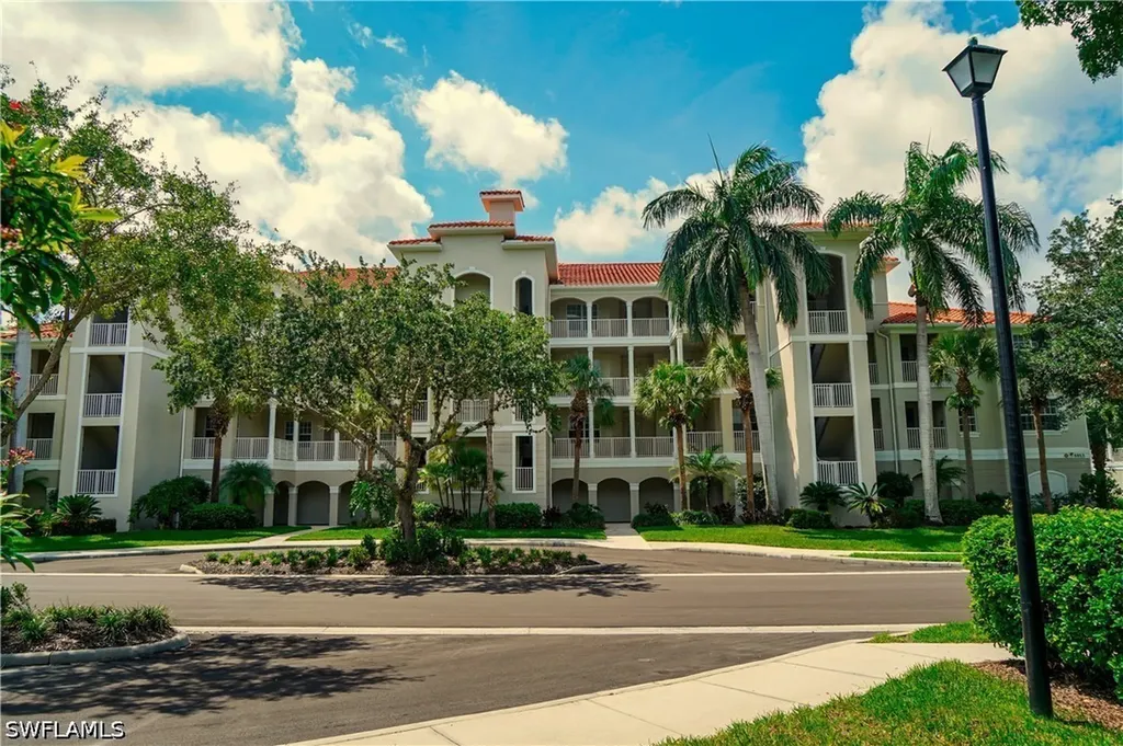 Naples FL, 4853 Hampshire Court, Unit 105