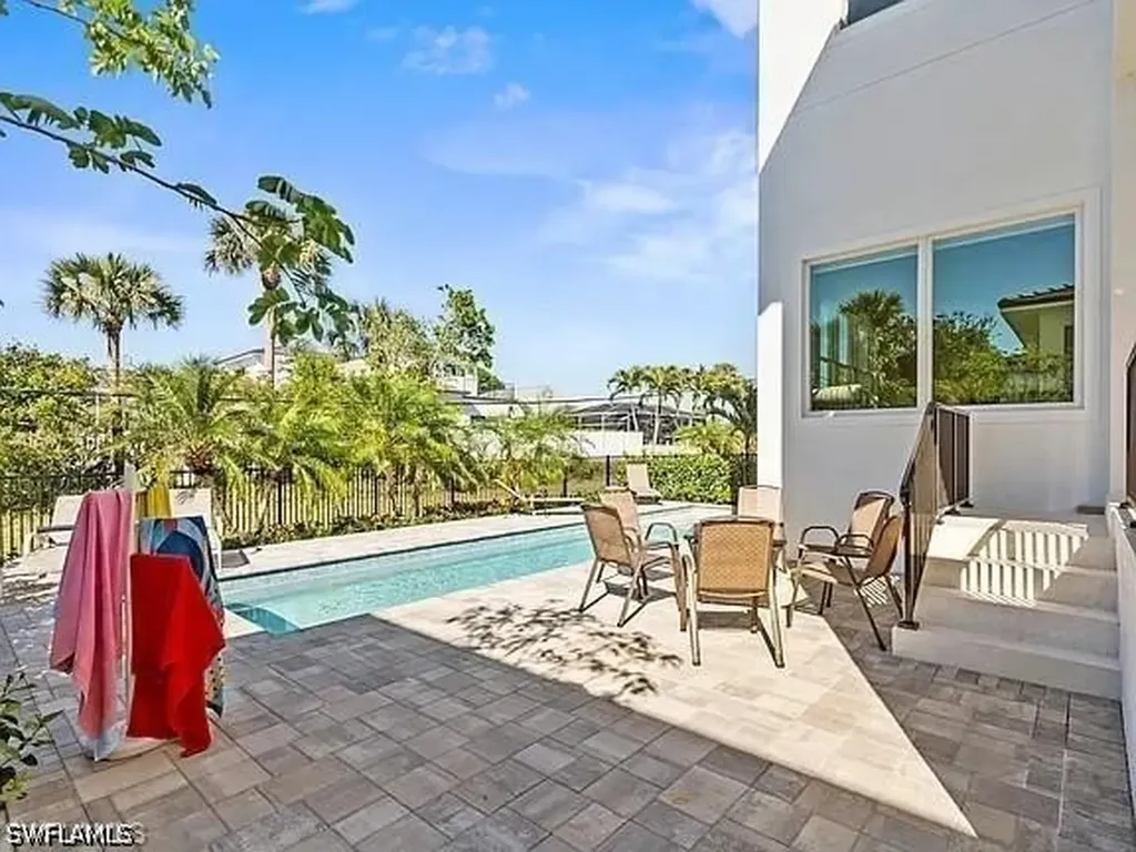 515 91st Avenue N Naples FL 34108