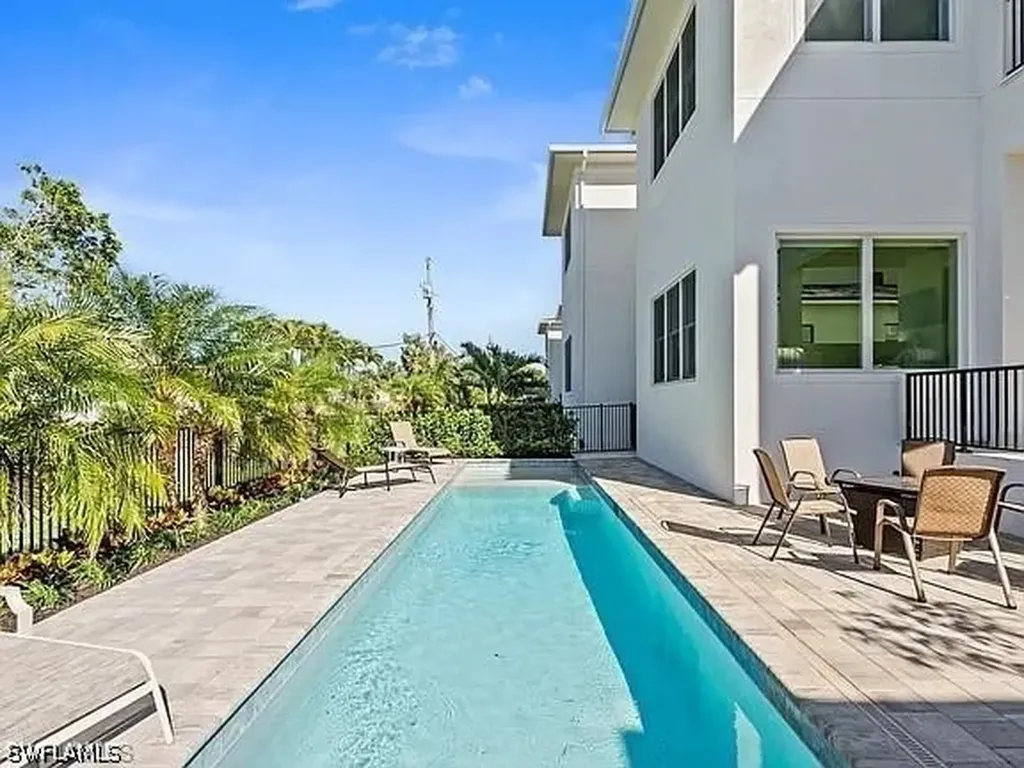 515 91st Avenue N Naples FL 34108