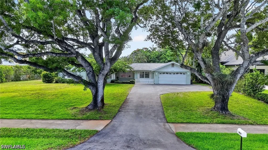 1608 Crayton Road Naples FL 34102