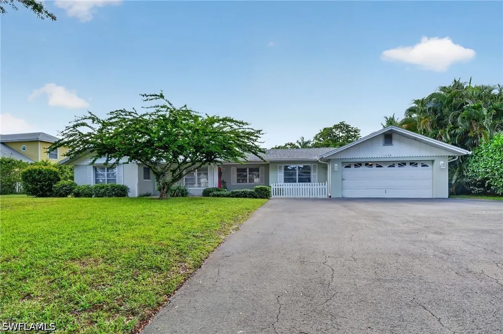 1608 Crayton Road Naples FL 34102