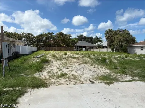 672 96TH Avenue N Naples FL 34108
