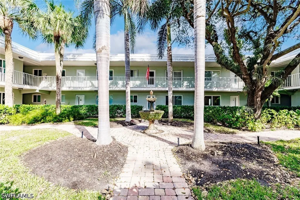 527 Broad Avenue S Naples FL 34102