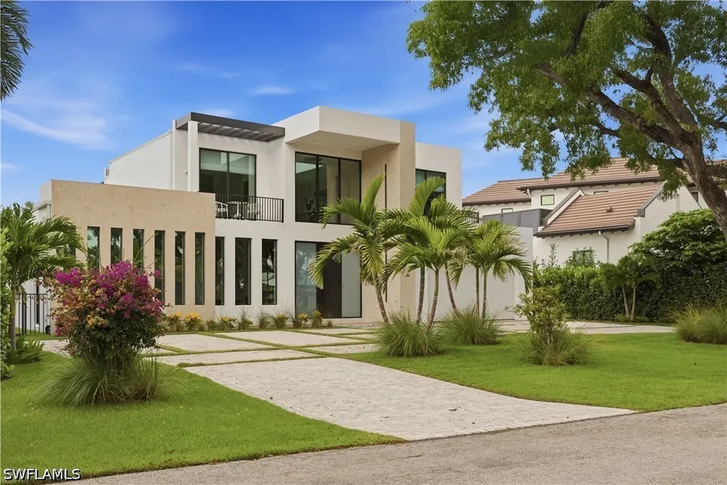 590 6th Avenue N Naples FL 34102
