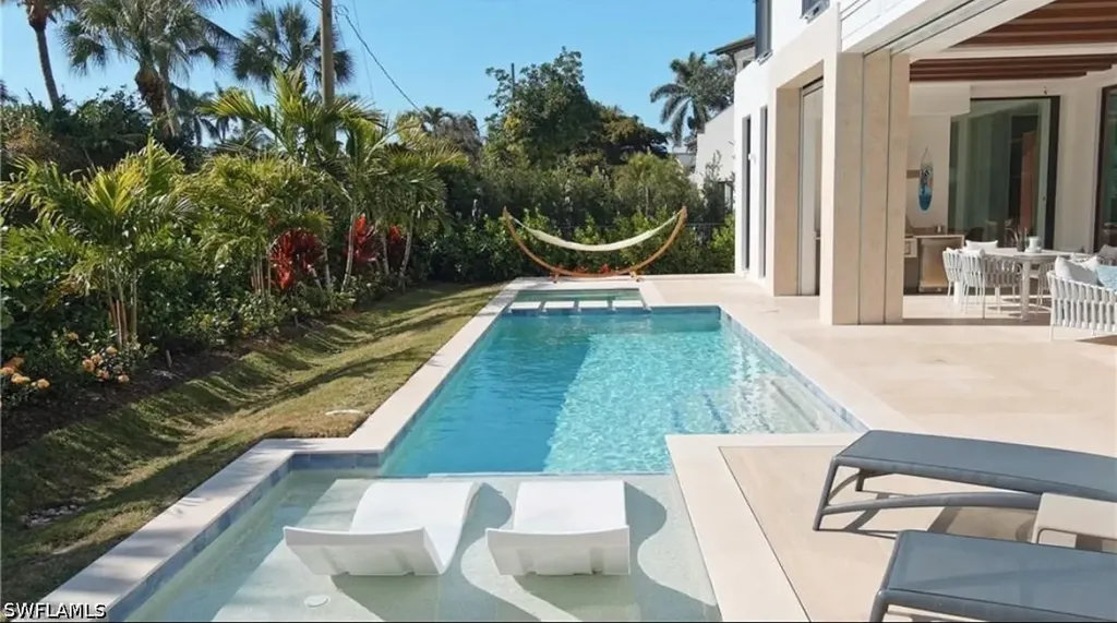 590 6th Avenue N Naples FL 34102