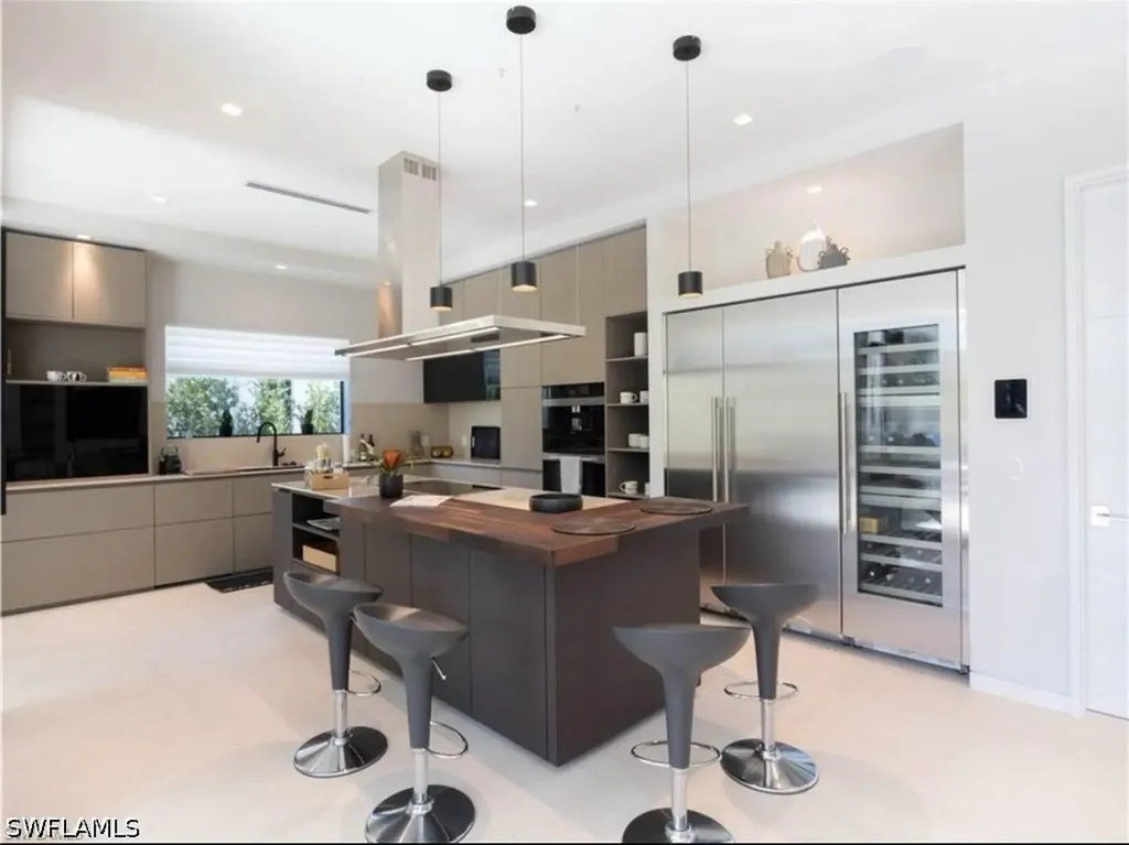 590 6th Avenue N Naples FL 34102