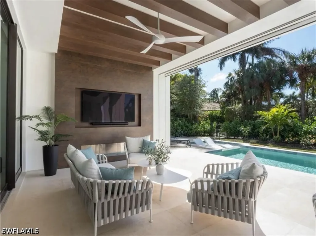 590 6th Avenue N Naples FL 34102